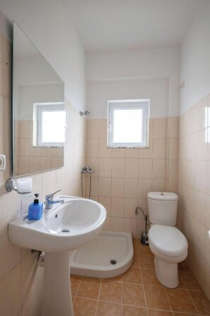 Basic Triple Room | Bathroom | Towels - Central Garden Sofia Studios (Ksamil)