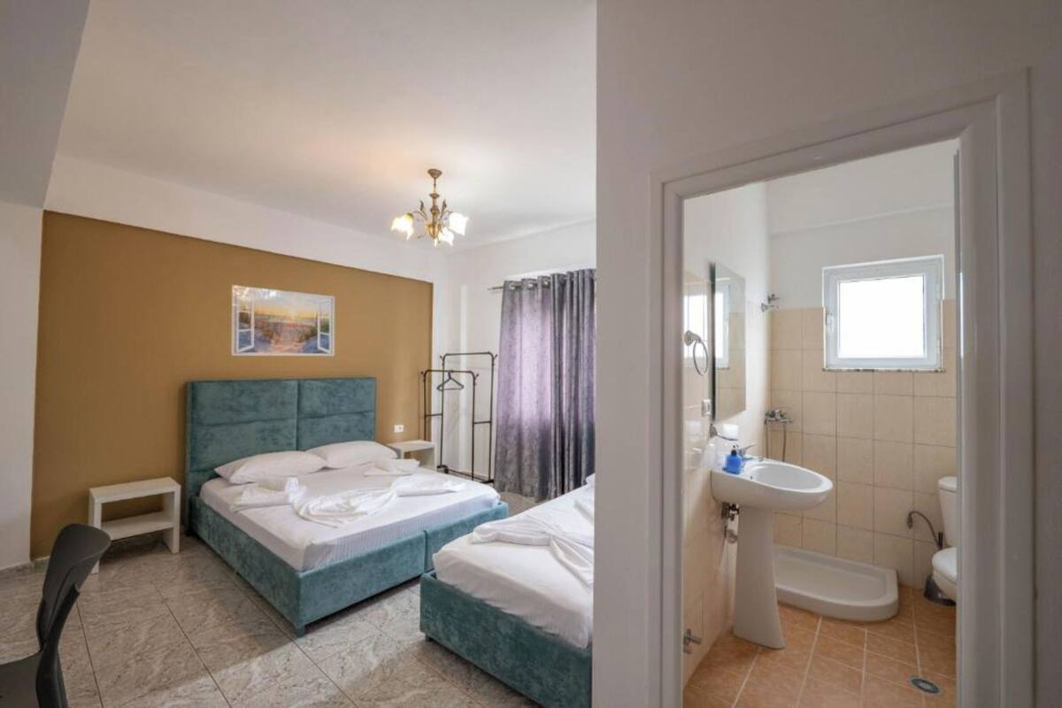 Habitación triple básica | Sistema de insonorización, wifi gratis, ropa de cama