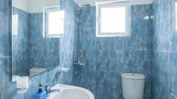 Dreibettzimmer, Balkon, Gartenblick | Badezimmer | Handtücher