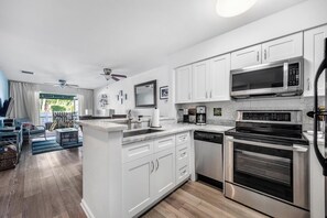 Fridge, microwave, oven, stovetop - A & E's Tranquil Tides at the Truman Annex in Key West (Key West)