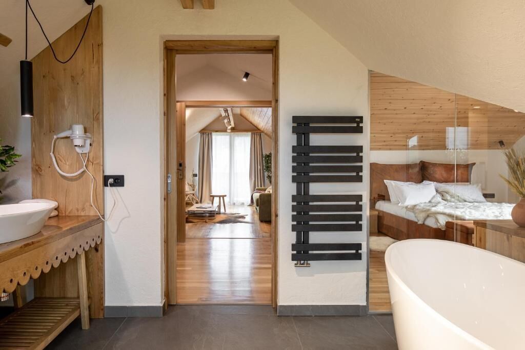 Suite superior, balcón, vista a la montaña | Caja de seguridad en la habitación, insonorización y wifi gratis 