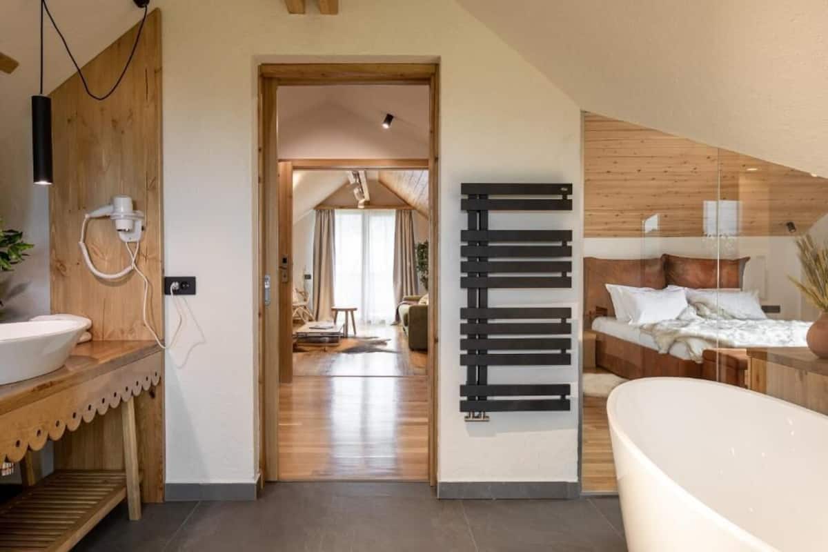 Suite superior, balcón, vista a la montaña | Caja de seguridad en la habitación, insonorización y wifi gratis