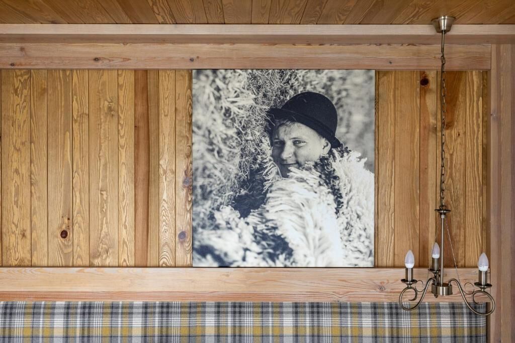 Pared de madera con una fotografía blanco y negro.