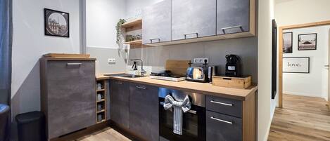 Réfrigérateur, un four, surface de cuisson, lave-vaisselle