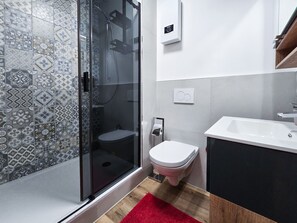 シャワー、ヘアドライヤー、タオル、トイレットペーパー
