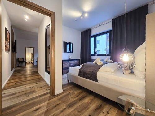 Alpha Apartments: 3BR Art Suite, Central for 6P