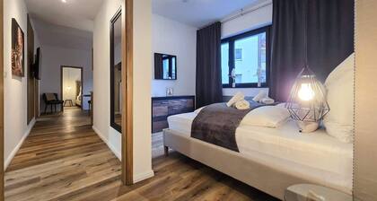 Alpha Apartments: 3BR Art Suite, Central for 6P