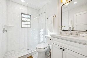 Shower, hair dryer, towels - Casa Yano Apartment 1 - Coastal Comfort (Santa Barbara)
