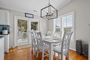 Dining - Emerald Oasis - Live the Oasis Life (Emerald Isle)