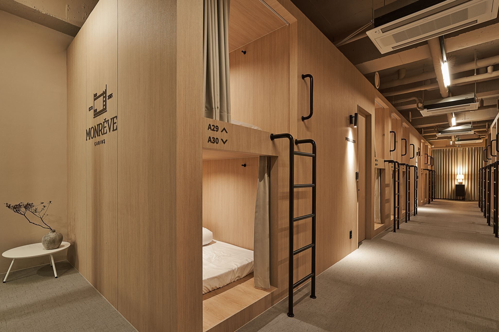 스탠다드 공용 도미토리, 남성 전용 | 메모리폼 침대, 객실 내 금고, 각각 다르게 가구 비치, 암막 커튼