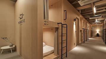 스탠다드 공용 도미토리, 남성 전용 | 메모리폼 침대, 객실 내 금고, 각각 다르게 가구 비치, 암막 커튼