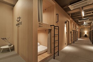 Dormitório compartilhado standard, somente para homens | Camas com colchões de espuma com sistema de memória, cofres nos quartos