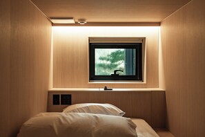 Betten mit Memory-Foam-Matratzen, Zimmersafe, individuell eingerichtet