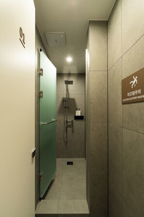 Shower, rainfall showerhead, free toiletries, hair dryer - Monreve Cabins (Seoul)