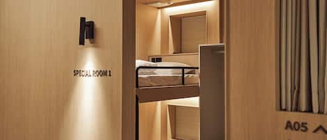 Memory foam-senger, safe på rommet og individuelt innredet