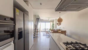 Kaffetrakter/tekoker, kjøleskap, mikrobølgeovn og ovn