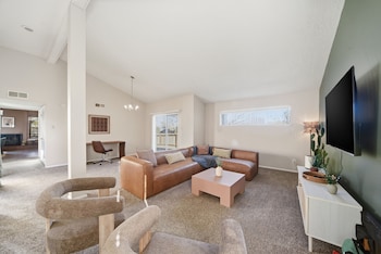 Albuquerque Escape Hot Tub + Atrium 4 Bedroom Home