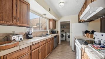 Nhà, 4 phòng ngủ | Bếp riêng | Tủ lạnh, lò nướng, dụng cụ pha cà phê/trà, lò nướng bánh mì