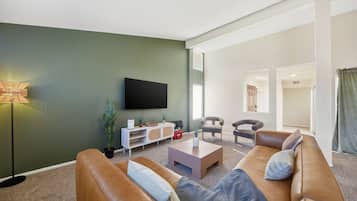 Nhà, 4 phòng ngủ | Khu phòng khách | Smart TV, dịch vụ stream