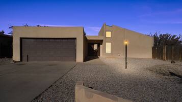 Nhà, 4 phòng ngủ | Ngoại thất