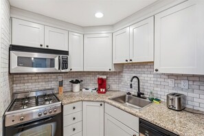 Villa, 1 slaapkamer | Privékeuken | Een koelkast, een oven, een koffiezetapparaat/waterkoker