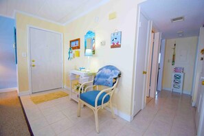 Condo, 2 phòng ngủ | Nội thất