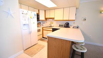Condo, 2 phòng ngủ | Bếp riêng | Tủ lạnh, dụng cụ pha cà phê/trà, lò nướng bánh mì
