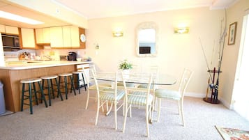 Condo, 2 phòng ngủ | Khu ăn uống