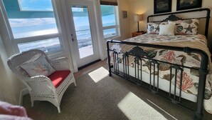 2 bedrooms, Internet, bed sheets - Seaside Cottage - Stunning beach front with Hot Tub (Ocean Shores)