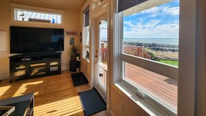 TV - Seaside Cottage - Stunning beach front with Hot Tub (Ocean Shores)