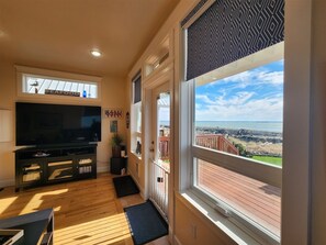 TV - Seaside Cottage - Stunning beach front with Hot Tub (Ocean Shores)
