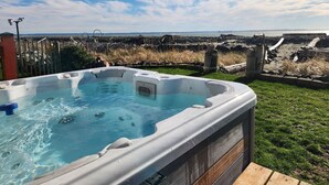 Outdoor spa tub - Seaside Cottage - Stunning beach front with Hot Tub (Ocean Shores)