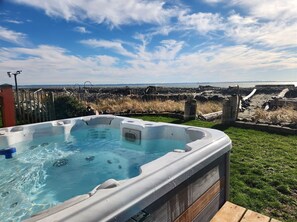 Outdoor spa tub - Seaside Cottage - Stunning beach front with Hot Tub (Ocean Shores)