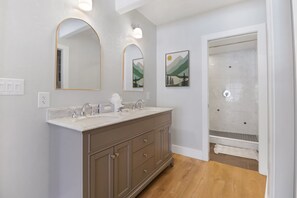 Appartement, 1 slaapkamer | Badkamer | Handdoeken, shampoo