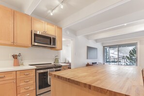 Condo, 1 Bedroom | Private kitchen | Fridge, oven, coffee/tea maker, electric kettle - 317 Lodge At Lake Dillon 1 Bedroom Condo (Dillon)