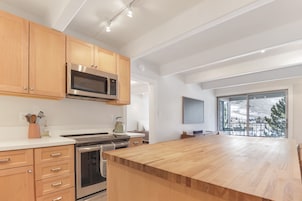 Condo, 1 quarto | Cozinha privada | Geladeira, fogão, cafeteira/chaleira, chaleira elétrica