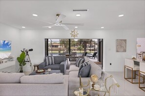 Ferienhaus, 4 Schlafzimmer | Wohnbereich | Smart-TV