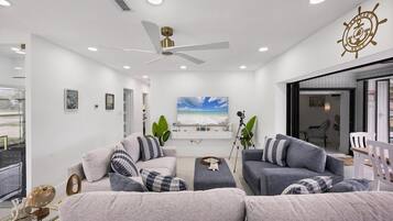 House, 4 Bedrooms | Living area | Smart TV