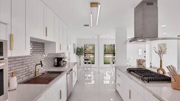 House, 4 Bedrooms | Private kitchen | Fridge, oven, stovetop, coffee/tea maker