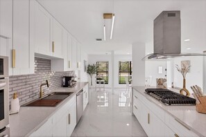 House, 4 Bedrooms | Private kitchen | Fridge, oven, stovetop, coffee/tea maker - Port Charlotte 4 Bedroom Pool Vacation Home on Peace River 4 Home (Port Charlotte)