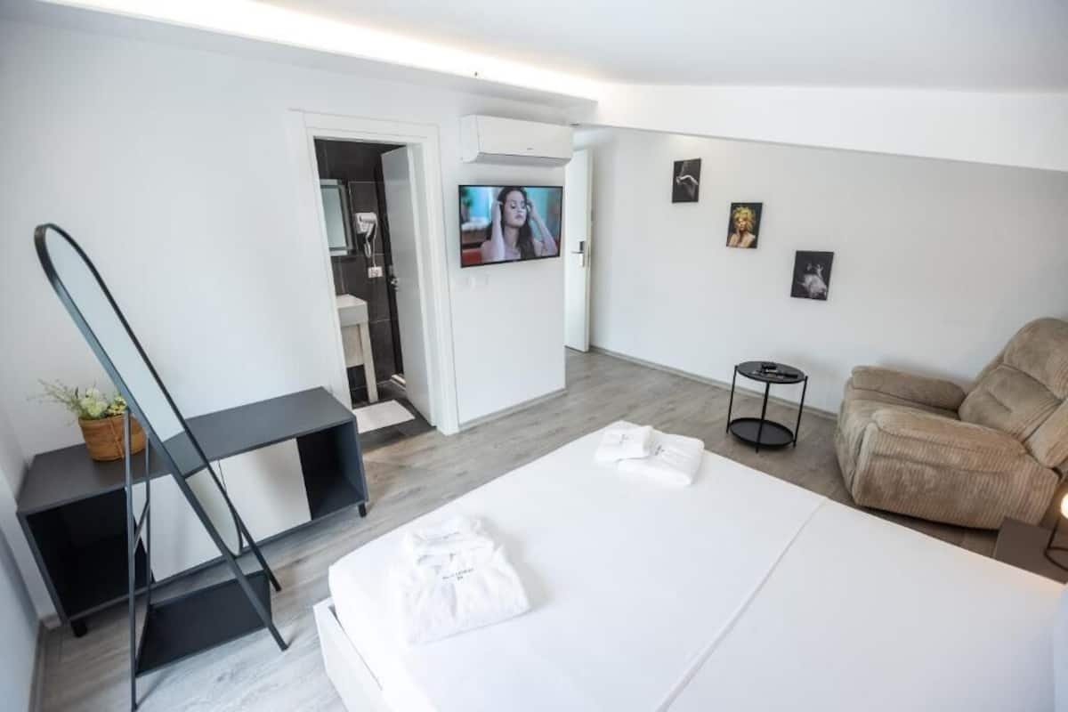 Deluxe Double Room, Balcony | WiFi (free), bed sheets