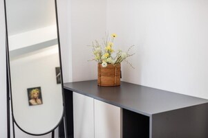 Habitación doble, balcón, vistas a la colina | Interior