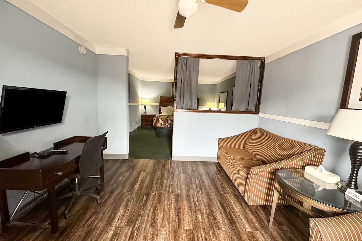 Perfect For Couples Exploring Ridgeway | Seasonal Outdoor Pool & Free Parking - Ridgeway, SC