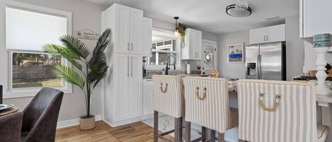 Mikrowelle, Ofen, Herdplatte, Geschirrspüler