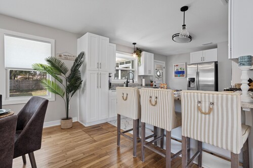 FULLY STOCKED Beach Bungalow in Long Beach- close to beach, w/ POOL, large yard!