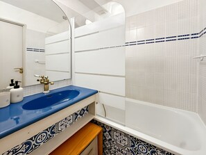 Secadora de cabello y papel de baño 