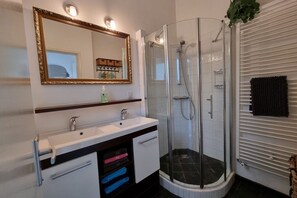 Shower, hair dryer, towels - Robins Nest, bungalow in the woods between Nijmegen and Groesbeek (Groesbeek)