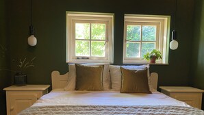 2 bedrooms, travel crib, WiFi (free), bed sheets