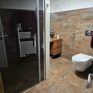 Douche, serviettes fournies, papier toilette