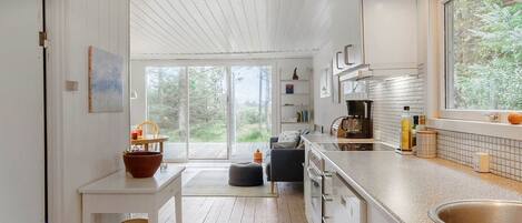 Jääkaappi, astianpesukone, keittoastiat/astiat/ruokailuvälineet